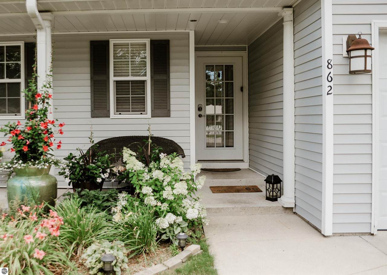 862 Floresta Street - Photo 1