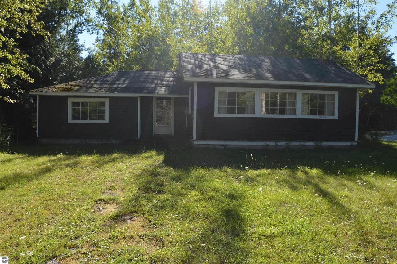 1070 Islington Road - Photo 1