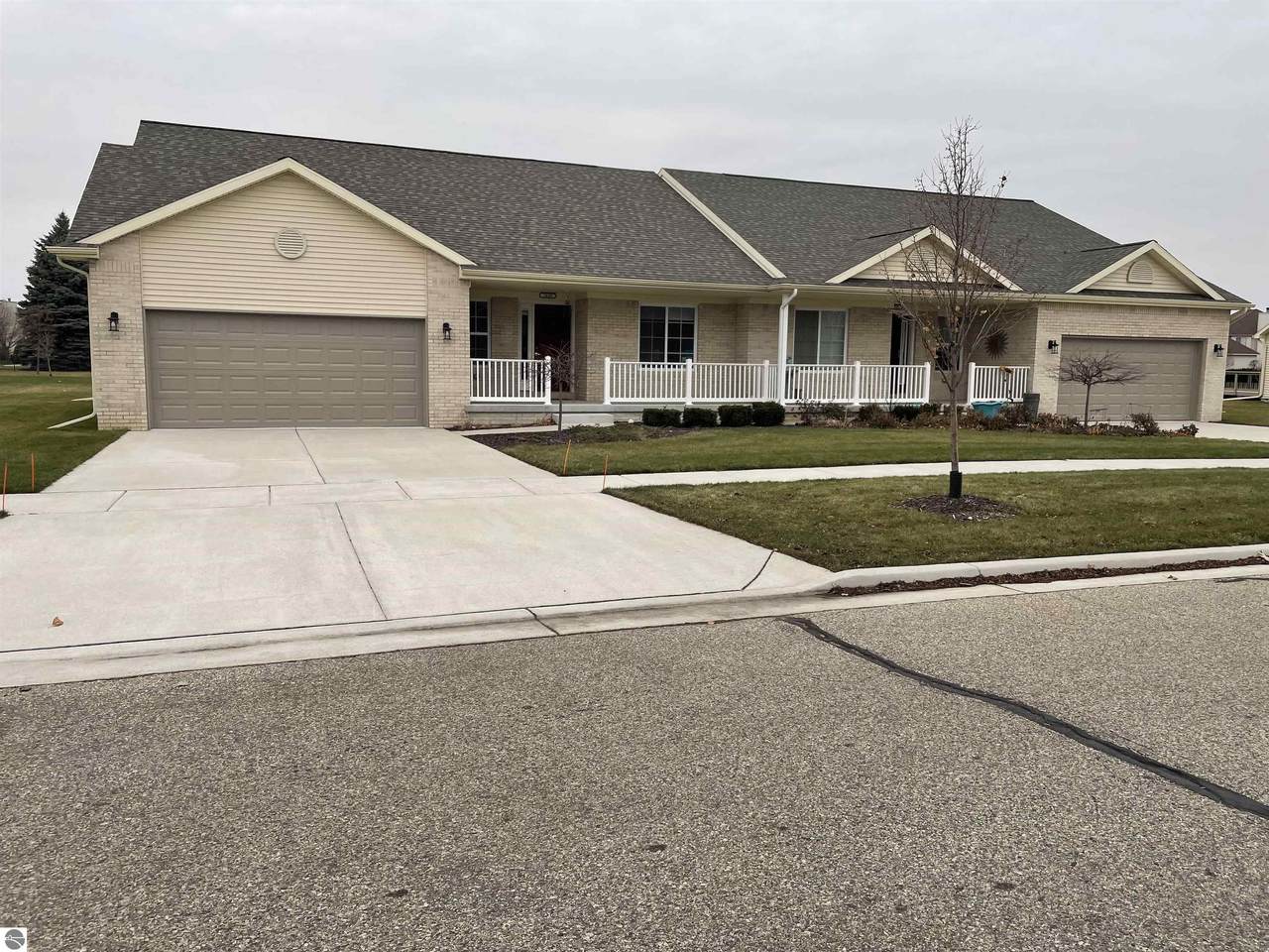 1629 Chippewa Way - Photo 1