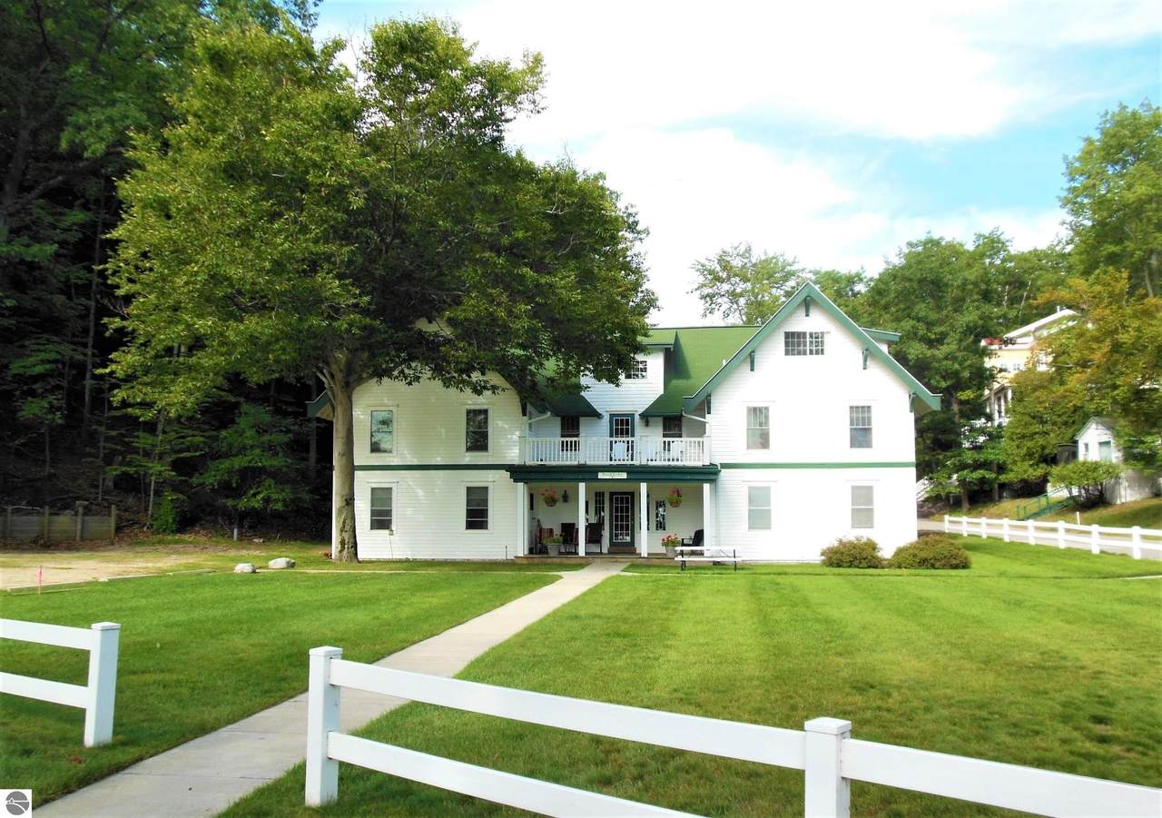 8520 Portage Point Drive - Photo 1