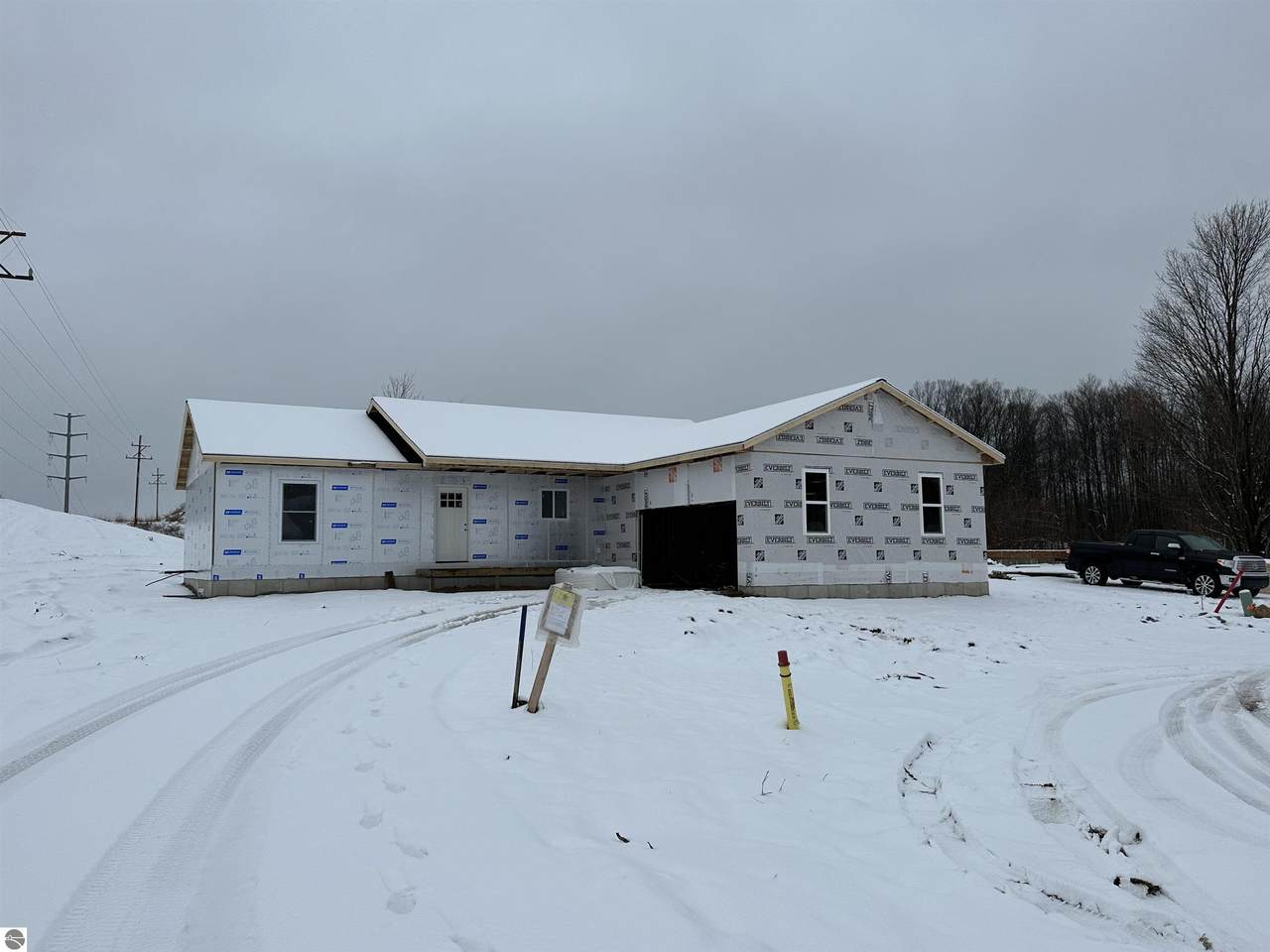 837 Crest Court - Photo 1