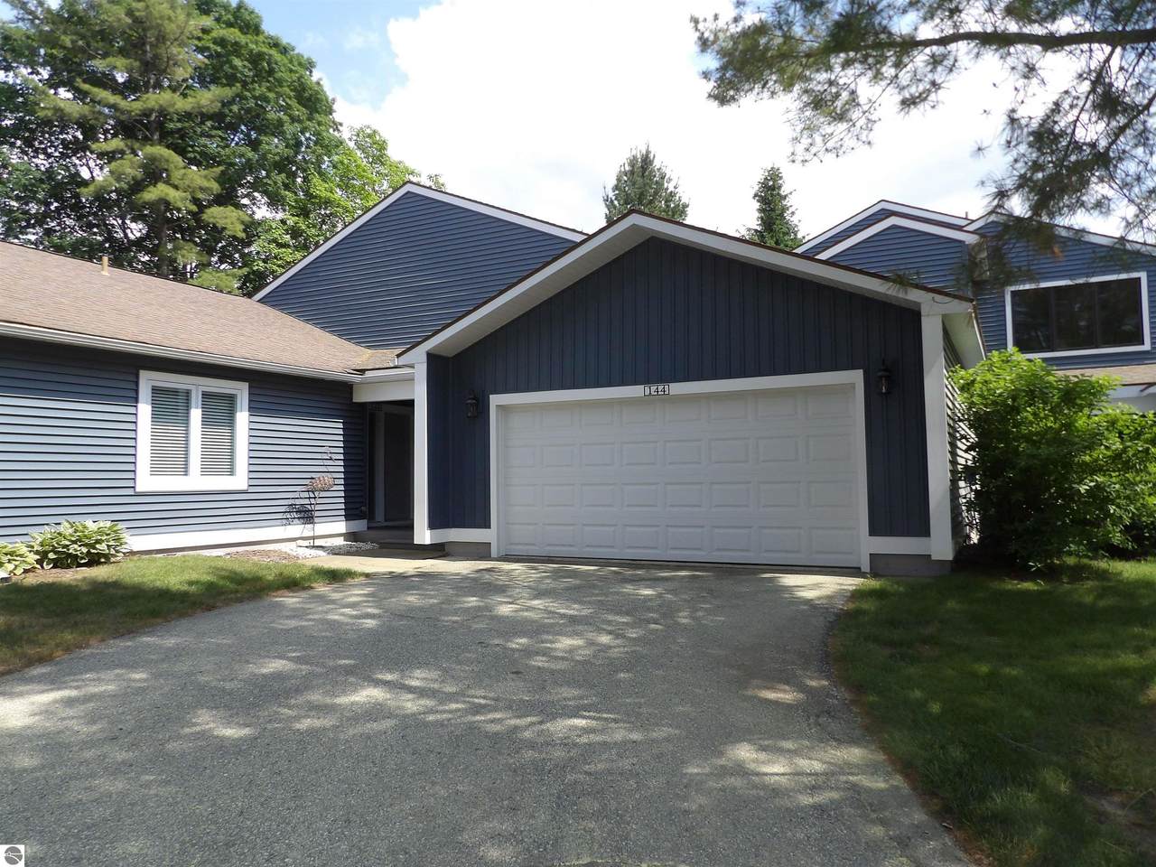144 North Shore Drive West - Photo 1