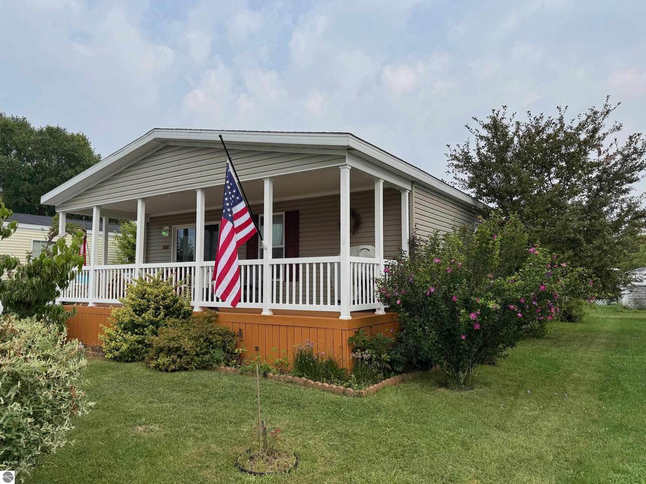 5232 Broadway - Photo 1