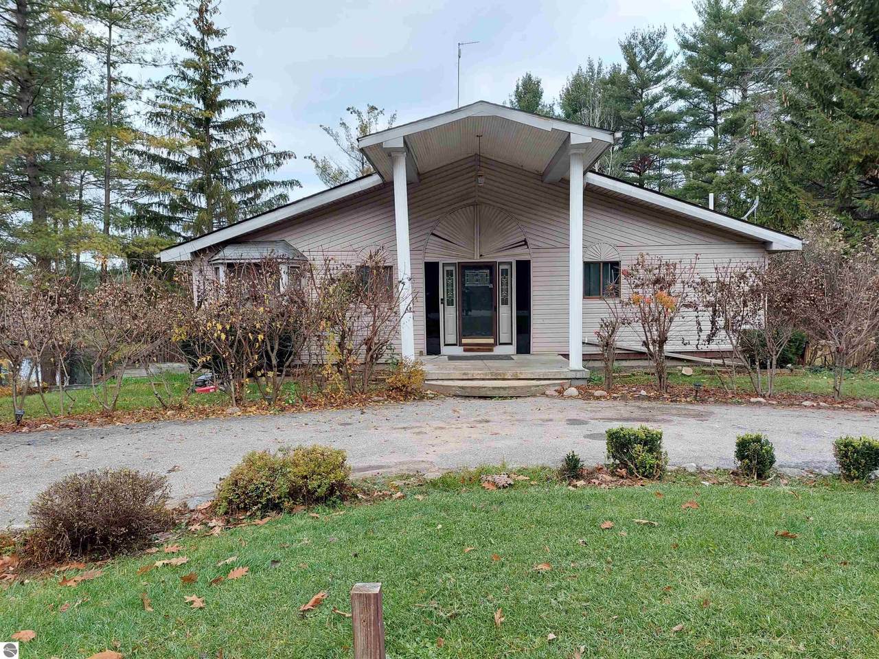 5043 Queens Way - Photo 1