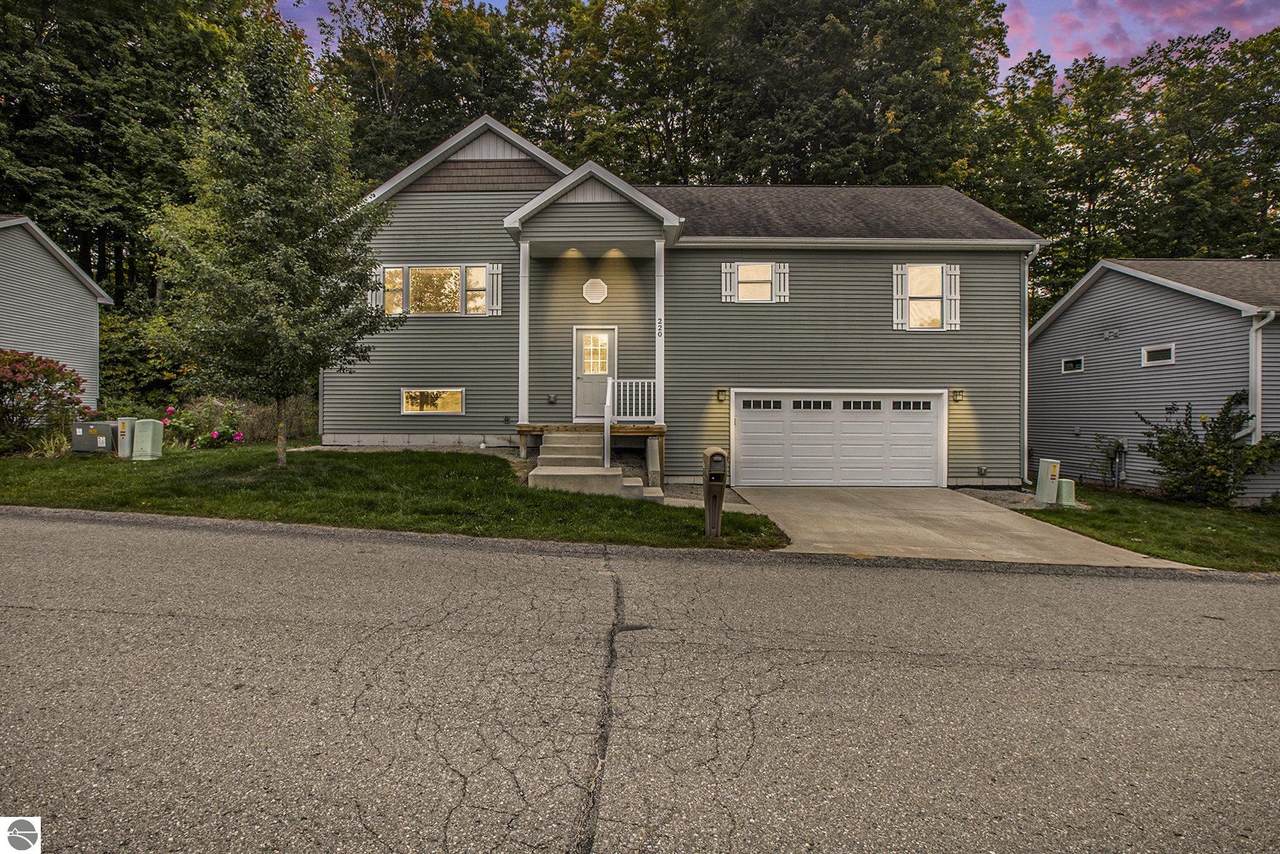 220 Parkview Drive - Photo 1