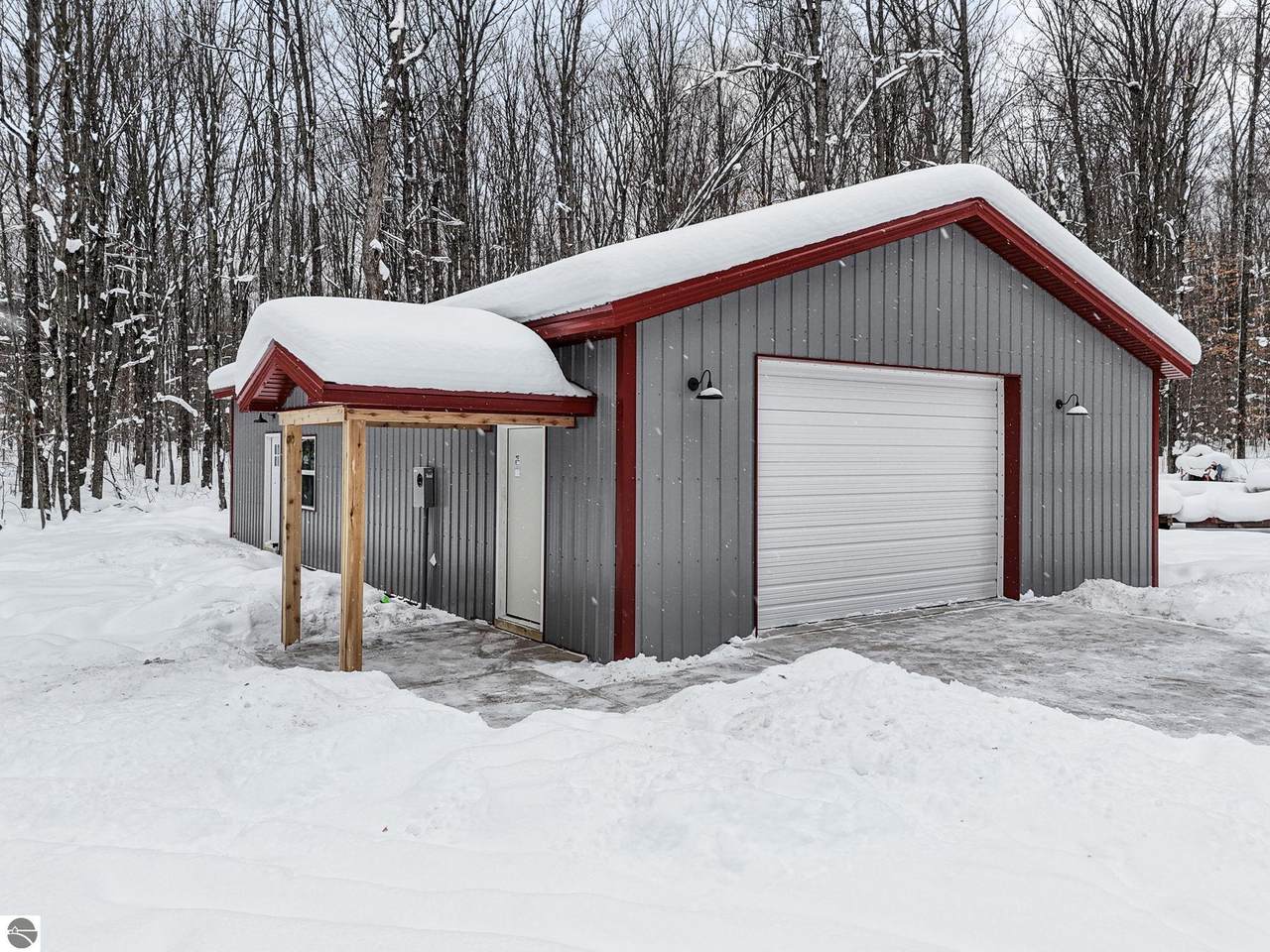 563 Manistee Road - Photo 1