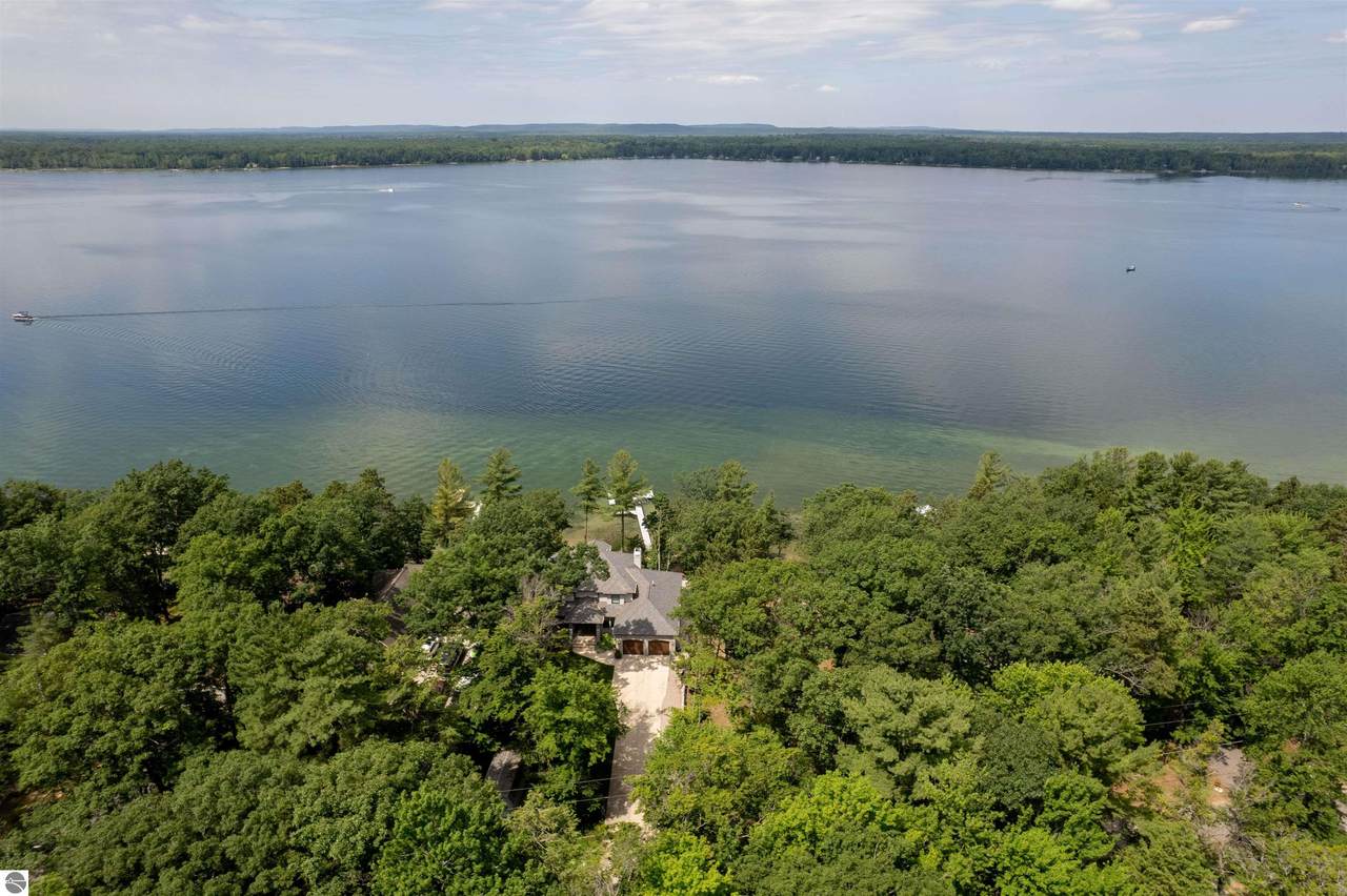 5568 Lakeview Drive - Photo 1