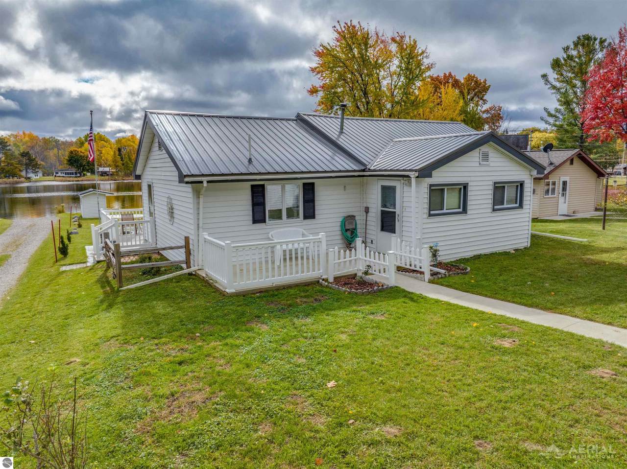 8483 Lakeview - Photo 1
