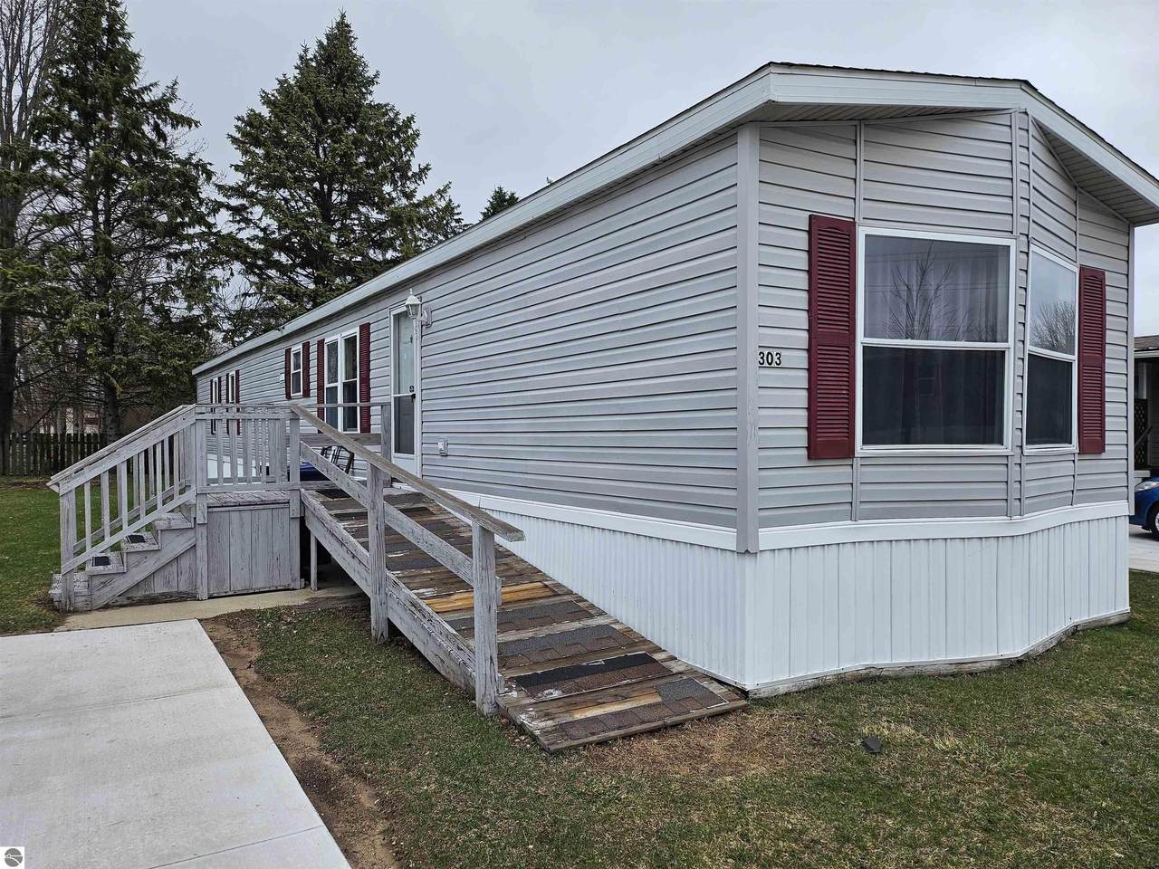 5232 Broadway - Photo 1
