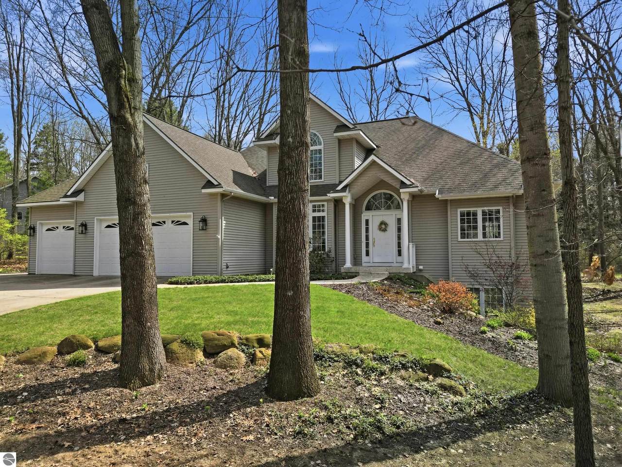 5859 Dix Dr Ne - Photo 1