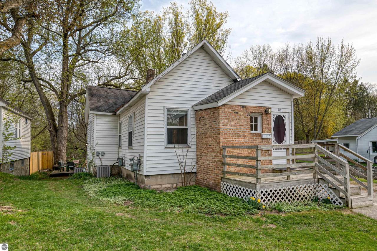 719 Seventh Street - Photo 1
