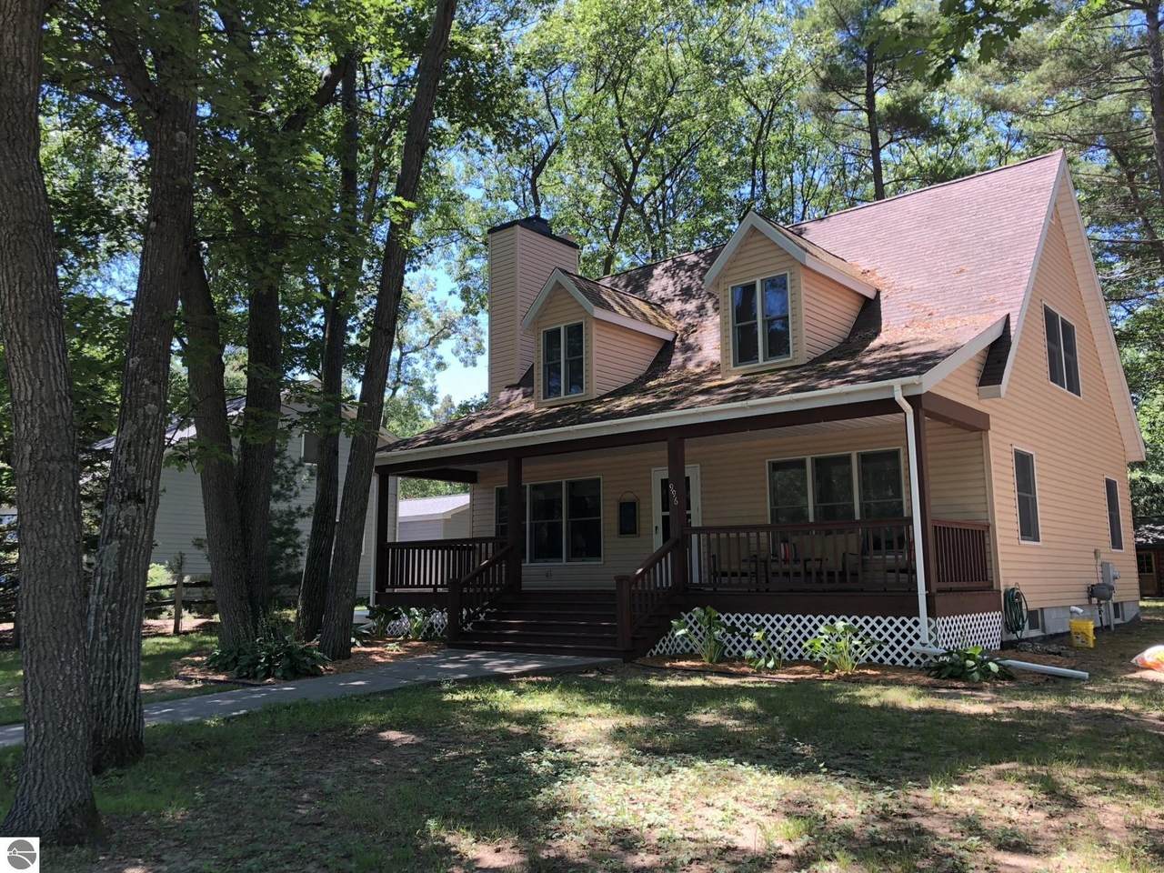 996 Crescent Avenue - Photo 1