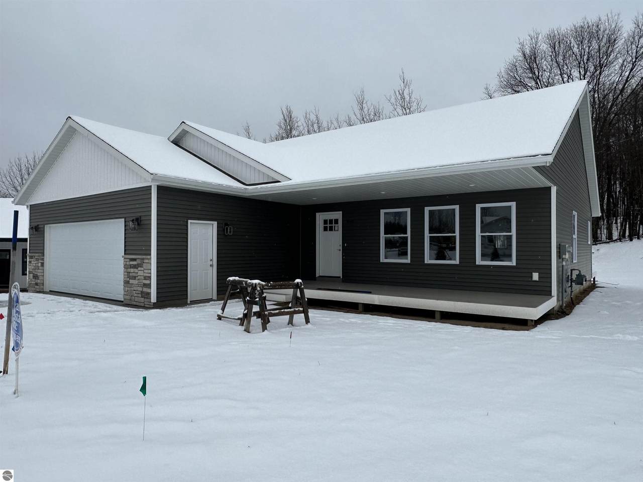 846 Crest Court - Photo 1