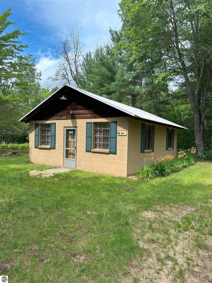 9591 Tower Road, Ne - Photo 1