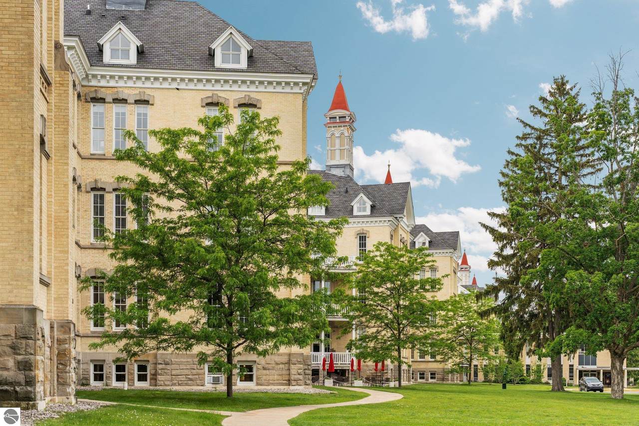 800 Cottageview Drive - Photo 1