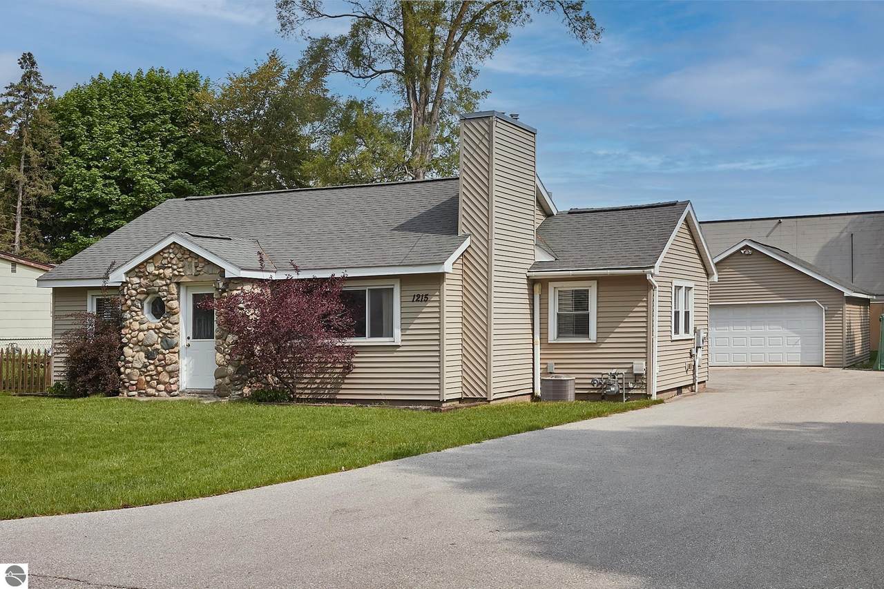 1215 Plainview Avenue - Photo 1