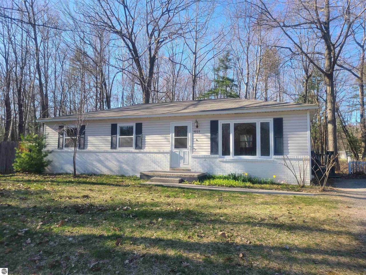 4805 Chippewa  Road - Photo 1