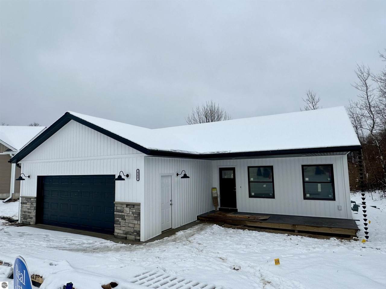 862 Crest Court - Photo 1
