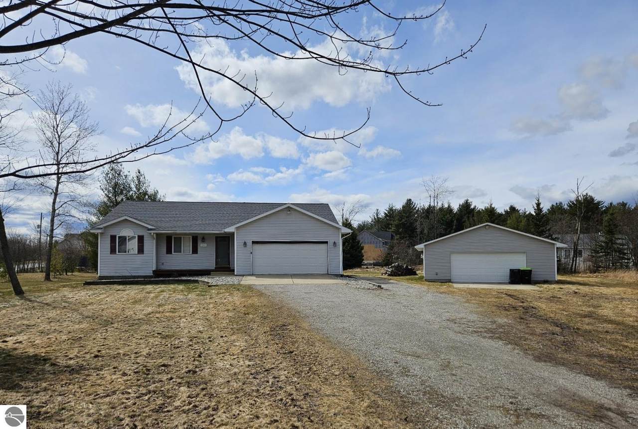 711 Sawyer - Photo 1