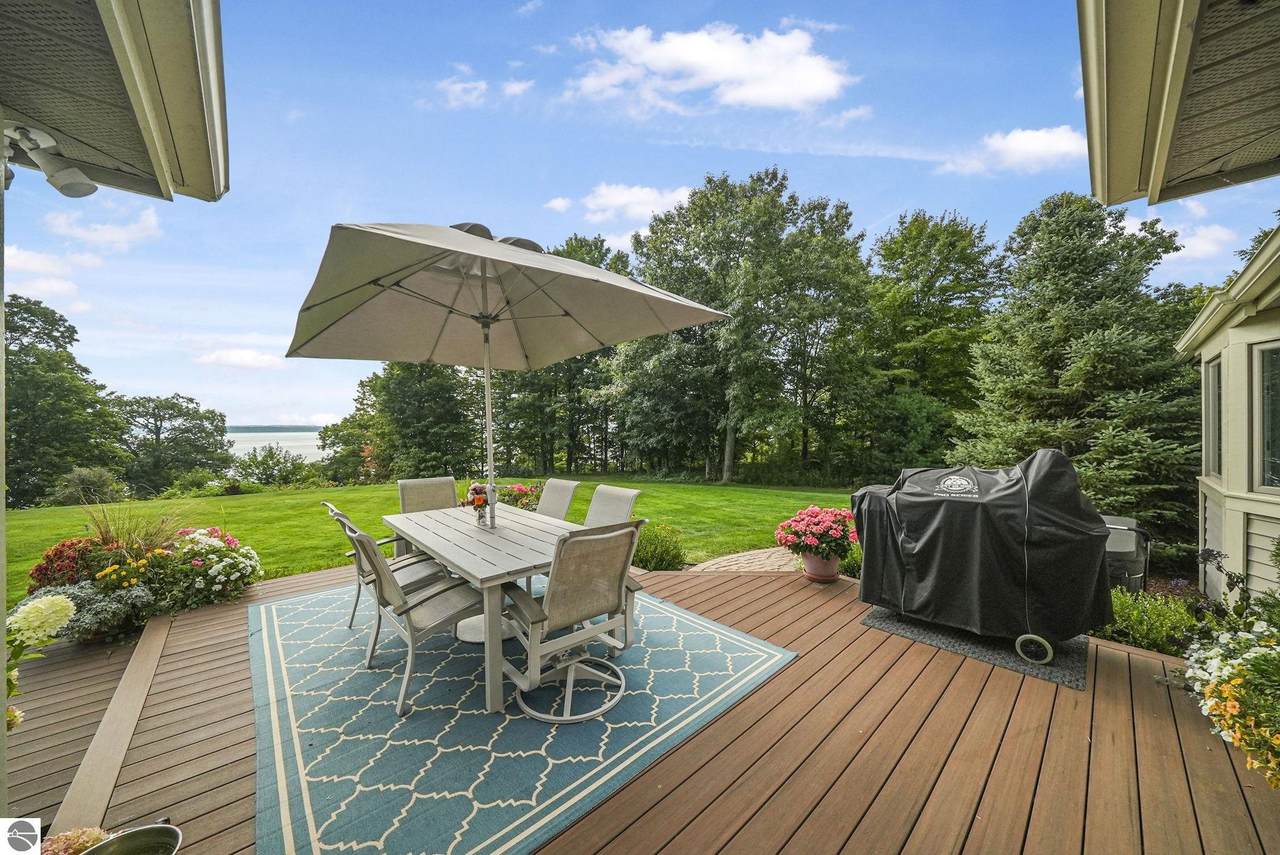 9546 Eastridge Drive - Photo 1