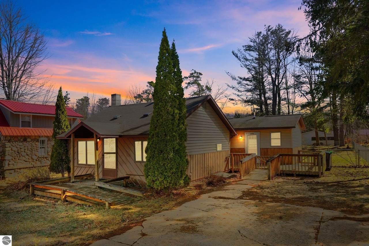327 Gladwin Street - Photo 1