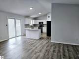 711 Sawyer - Photo 3