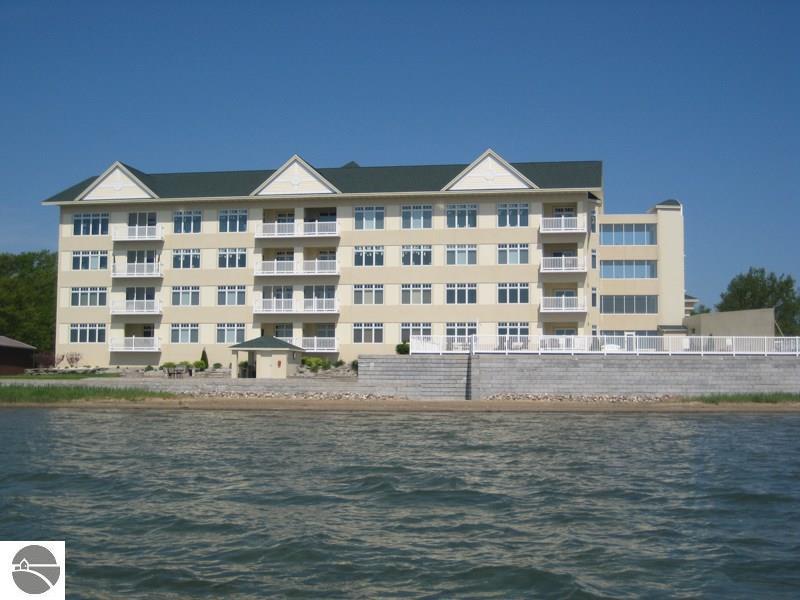 576 Huron - Photo 1