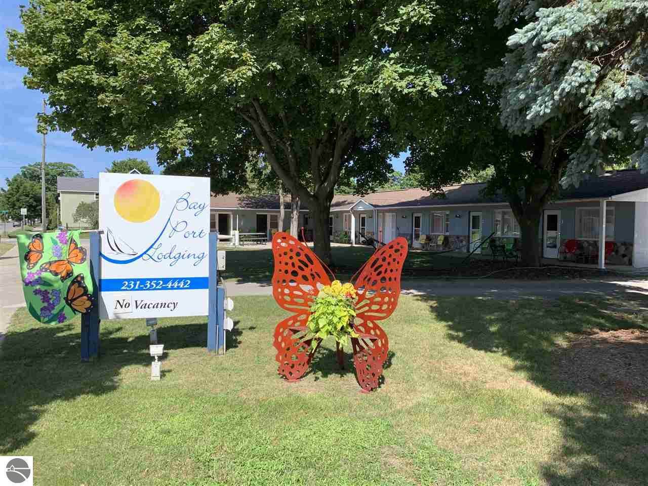 905 Forest Avenue - Photo 1