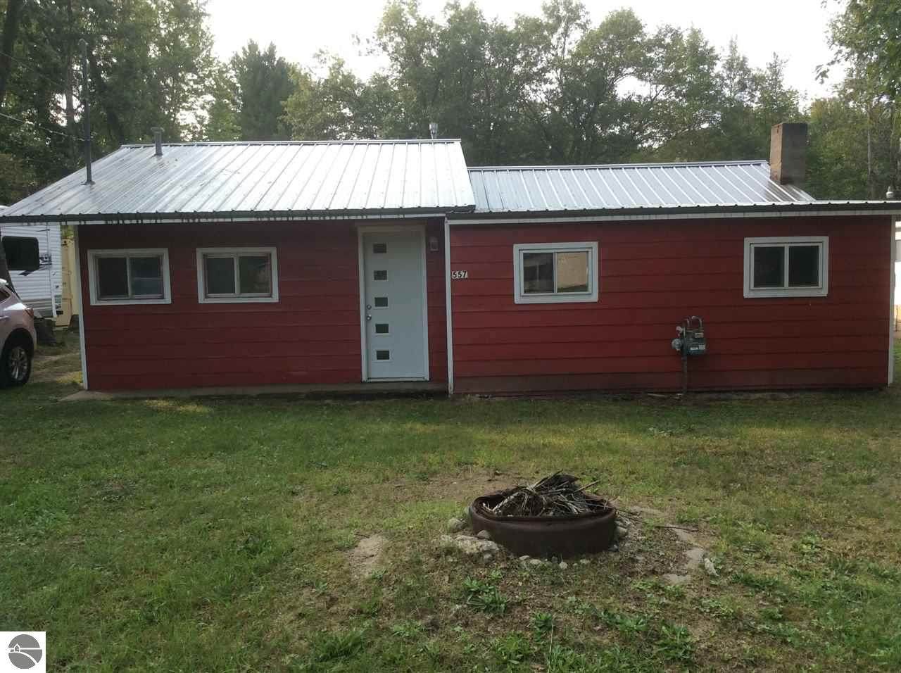 557 Davis - Photo 1