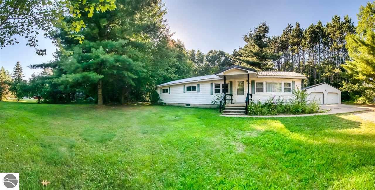 2190 Pine Crescent Drive - Photo 1