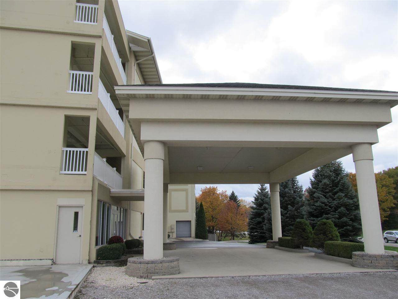576 Huron - Photo 1