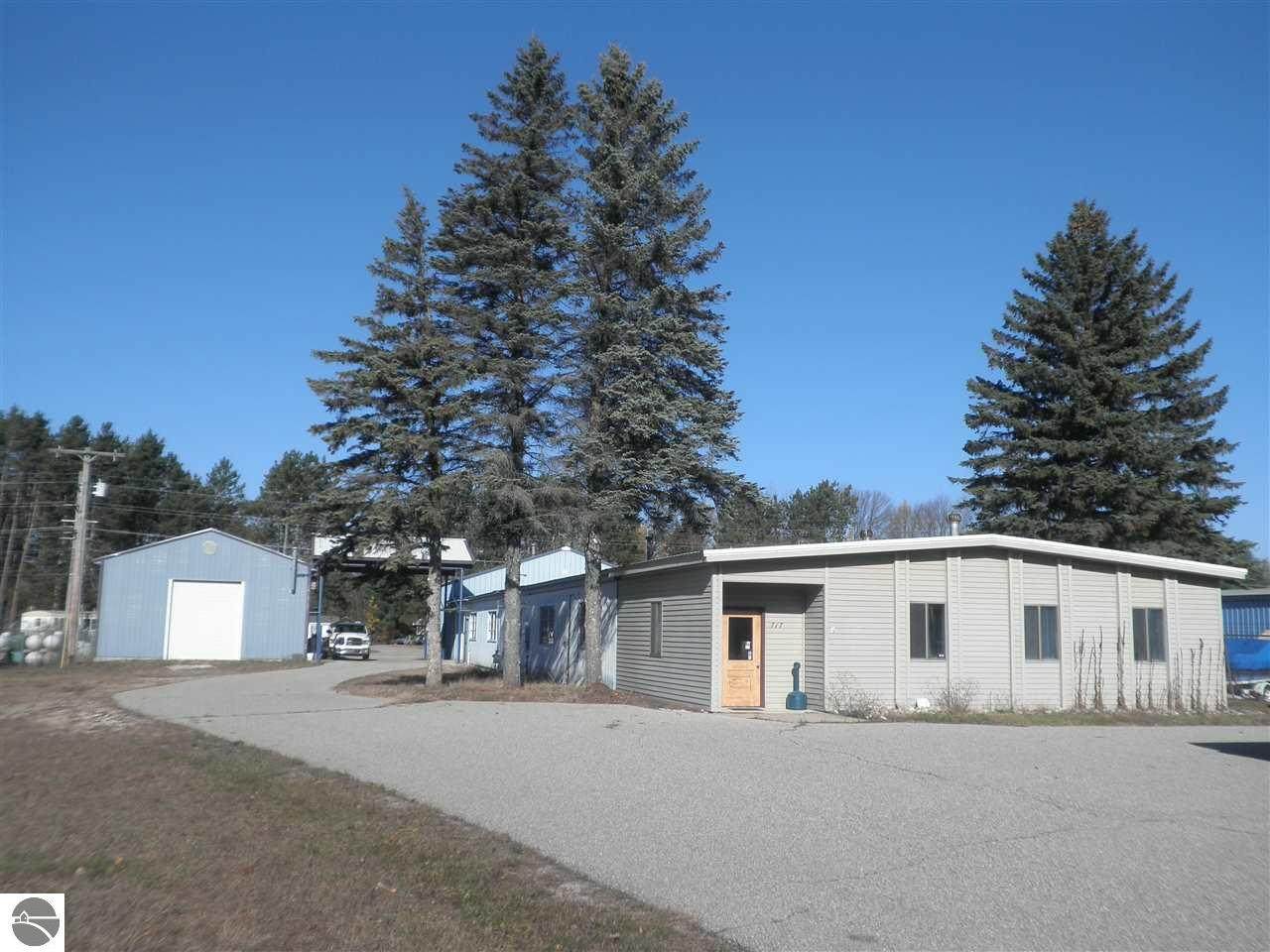 717 Cayuga - Photo 1