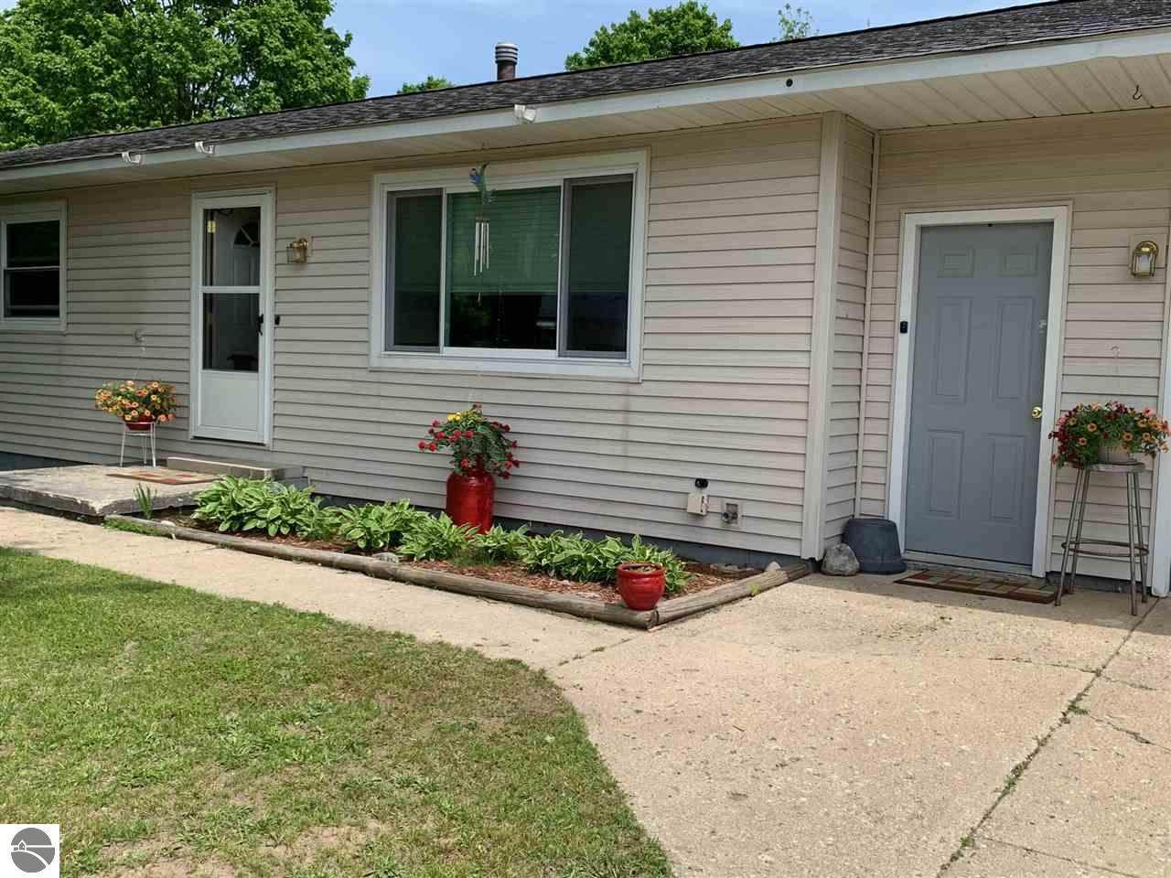 404 Hillview - Photo 1