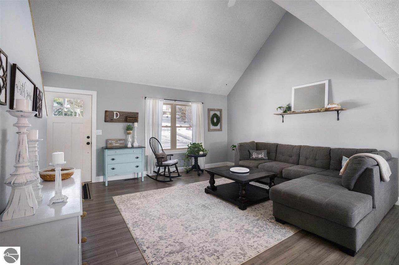 8060 Shoreside Drive - Photo 1