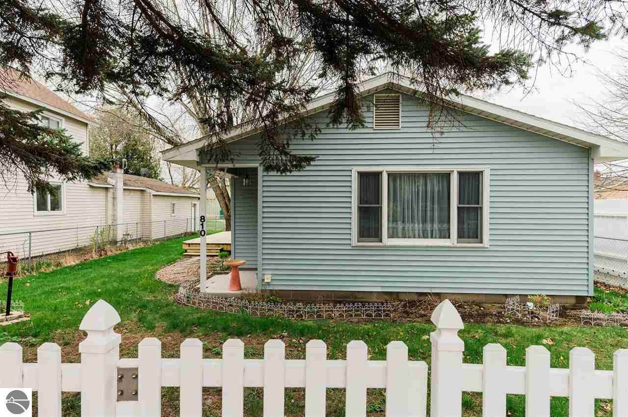 810 Forest Avenue - Photo 1