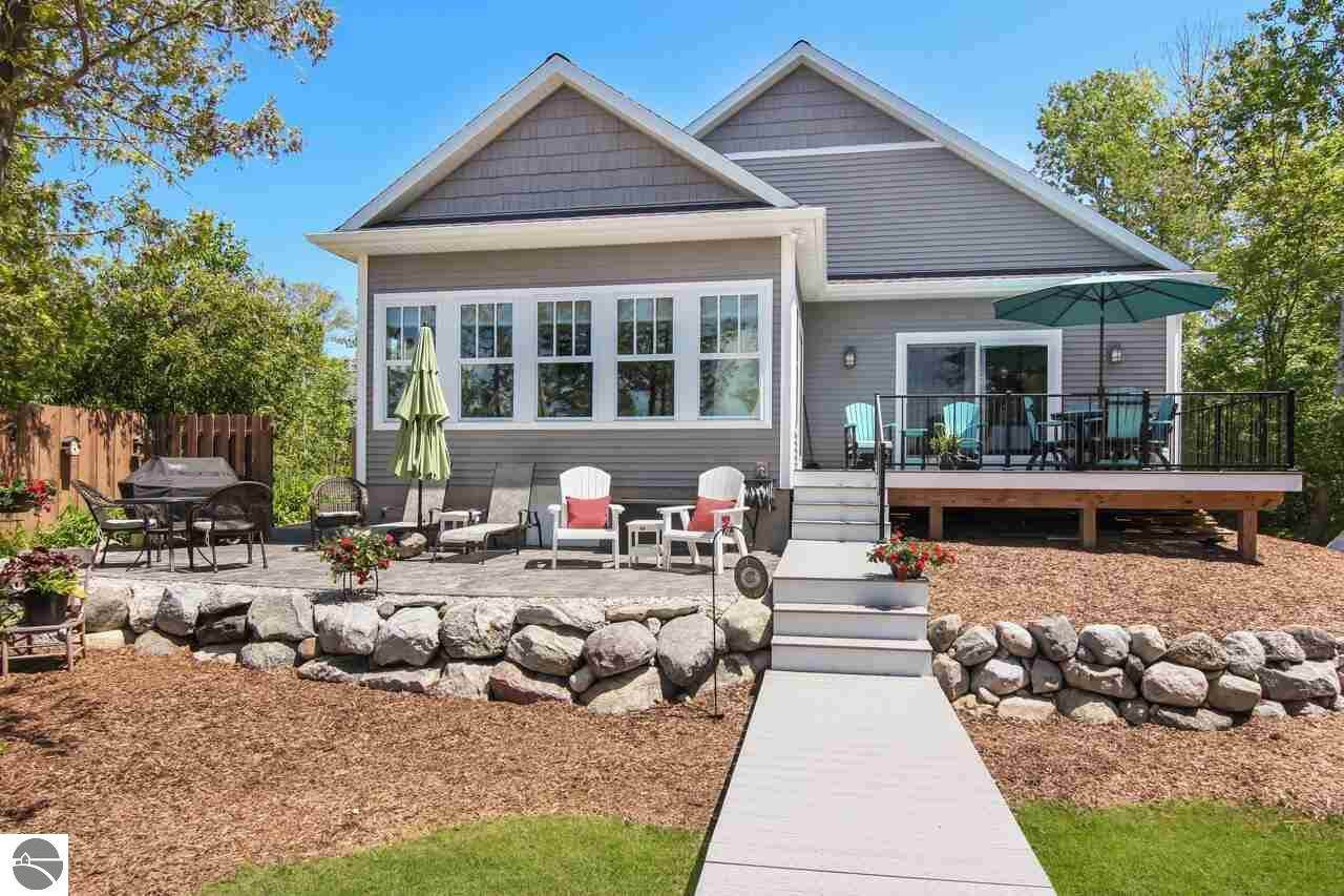 302 Rivershore Drive - Photo 1
