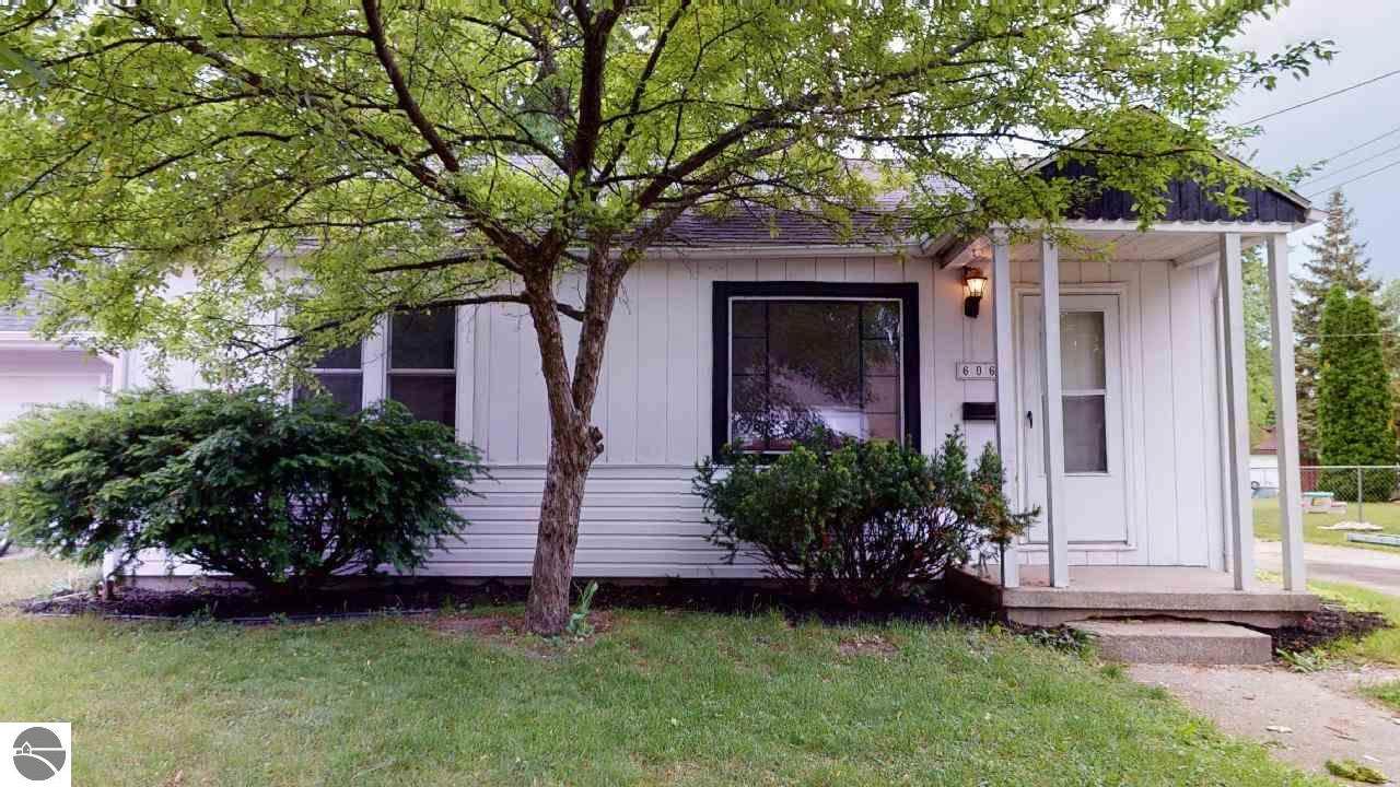 606 Hart - Photo 1