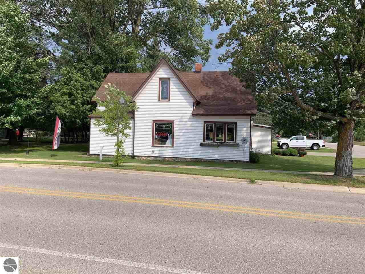619 Cayuga - Photo 1