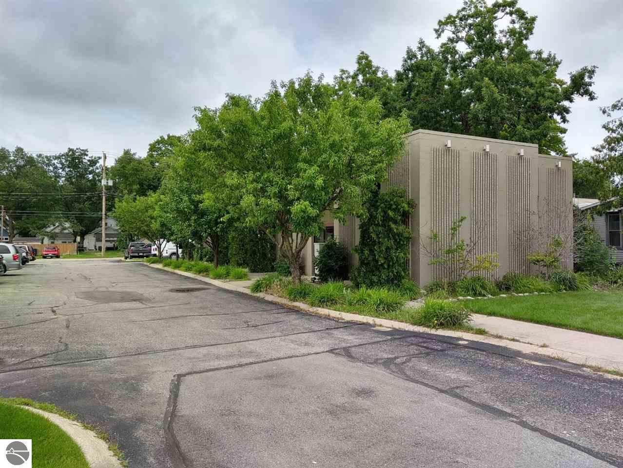 733 E 8th Street - Photo 1