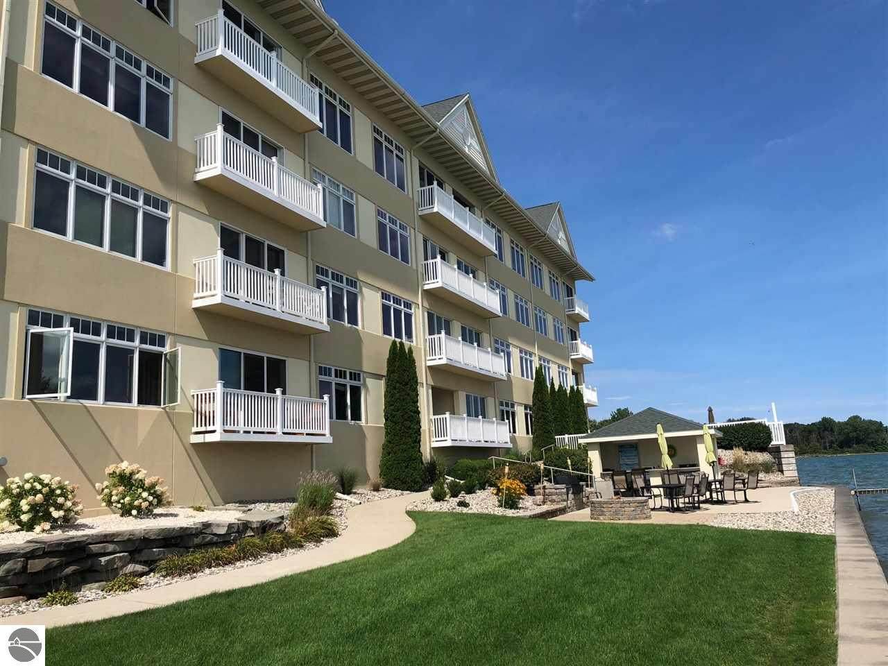 576 Huron - Photo 1