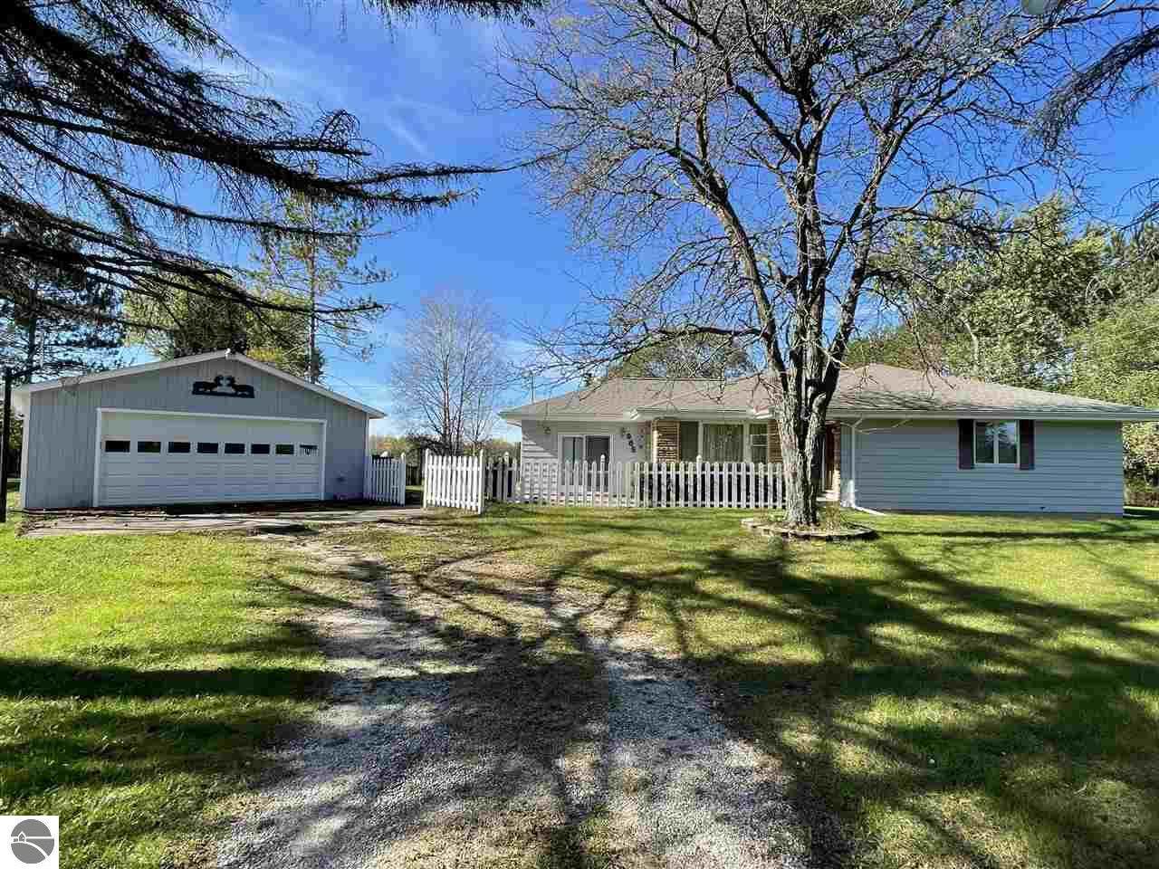 985 Pettit Road - Photo 1