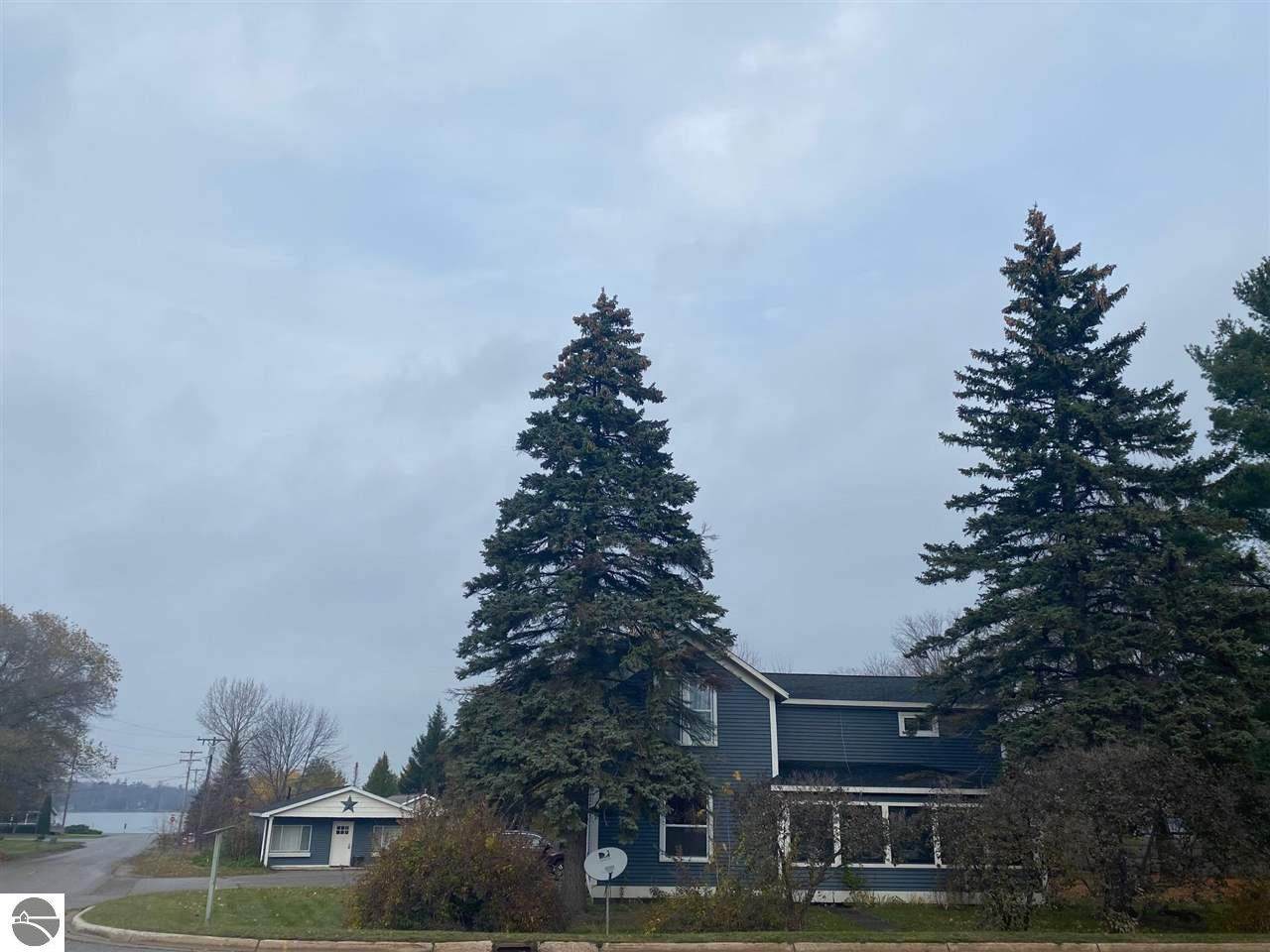 401 Ames Street - Photo 1