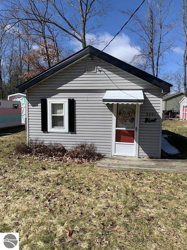 2461 Oakwood - Photo 1