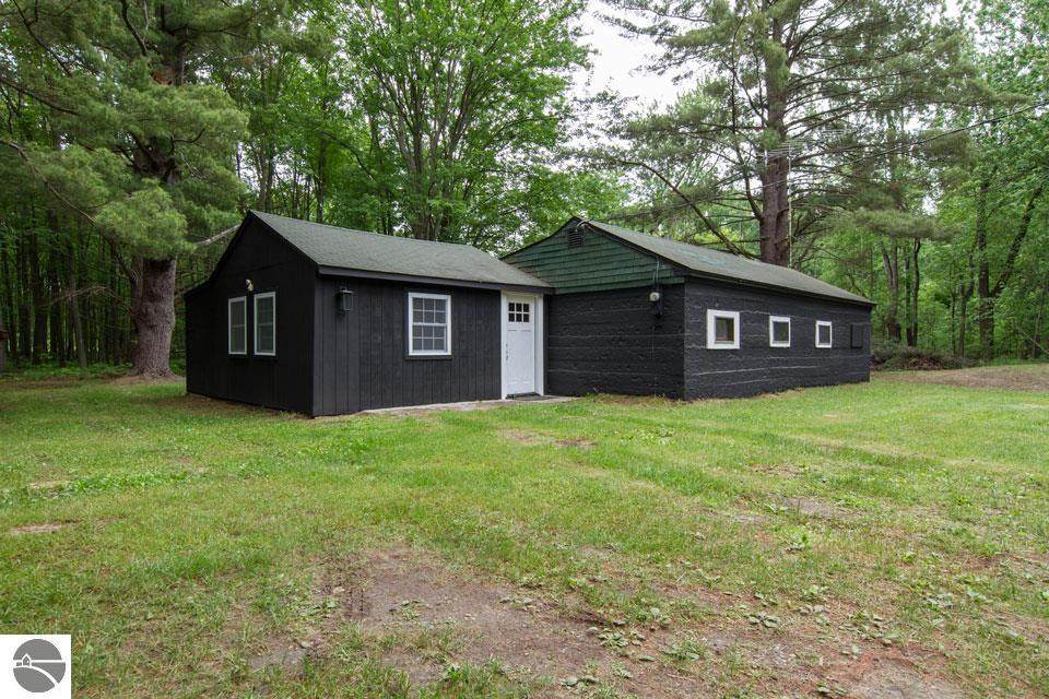 10828 Chippewa - Photo 1