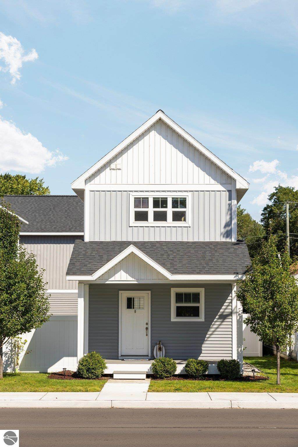 1021 Front - Photo 1