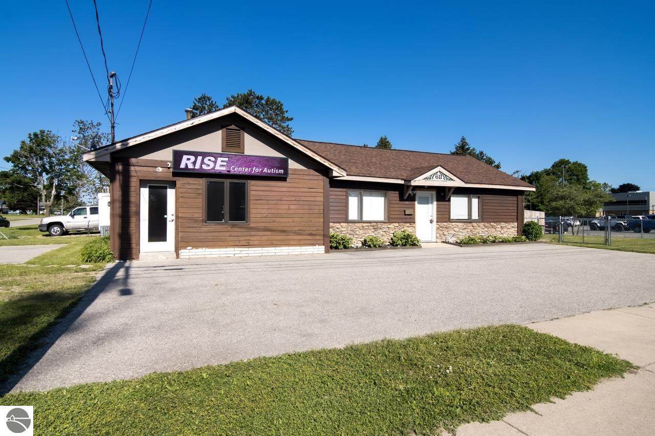 611 Center Avenue - Photo 1