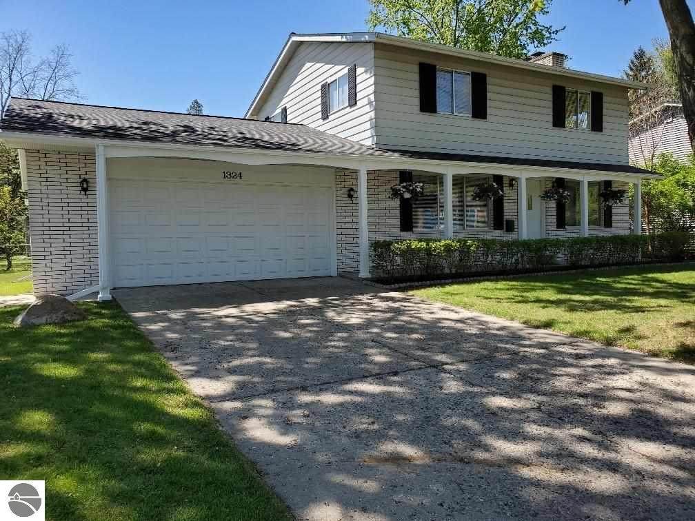 1324 Bennett Avenue - Photo 1