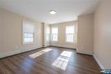 238 Van - Photo 19