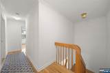31 Hooks - Photo 15