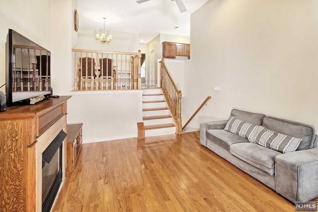 284 Roslyn Court - Photo 1